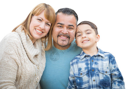 西班牙和高加索混合种族快乐家庭孤立于白种人背景图片