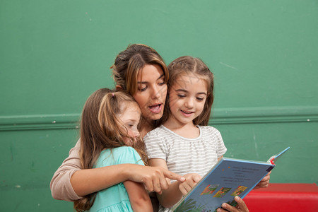 在幼儿园读书的女孩图片