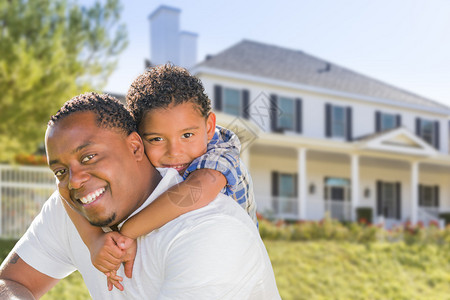 快乐的非洲裔美国父亲和混合种族男孩在家庭前图片