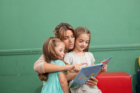 在幼儿园读书的女孩图片