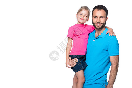 父亲笑着微笑将女儿抱在白手图片