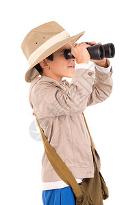年轻男孩带着双筒望远镜玩Safari在图片
