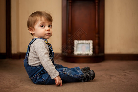 婴儿坐在客厅的地板上图片