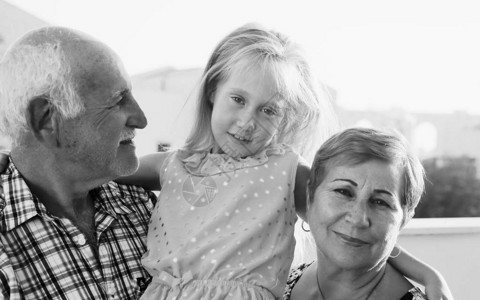 幸福的祖父母和孙女全家福图片