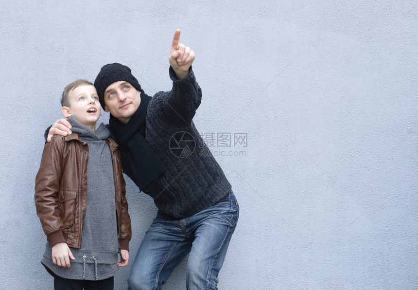 男人和男孩父亲和儿子在灰色图片