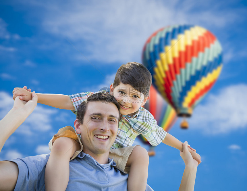 父亲和儿子跟热气球搭便车在他图片