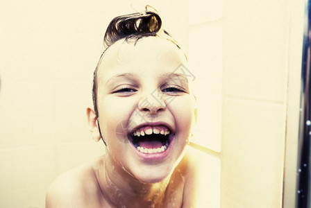 6岁女孩在浴室洗个澡心情愉图片
