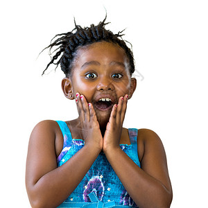 关闭了惊讶的非洲孩子用手在脸上的肖像小女孩张开嘴孤立图片