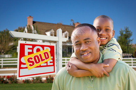 非洲裔美国父子在新家园和出售地产标图片