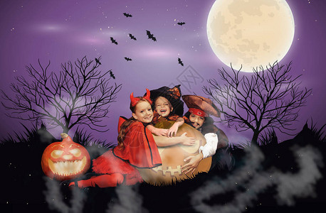 圣光之子带着月亮和迷雾在圣光之夜拥抱大杯的魔鬼巫婆和海盗装扮设计图片