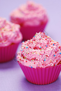 粉色纸杯蛋糕生日惊喜图片
