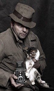 可怜的摄影师抱着猫咪图片