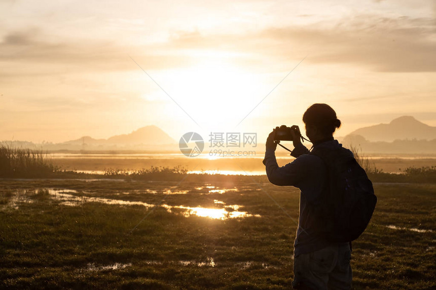 在日出或日落时图片