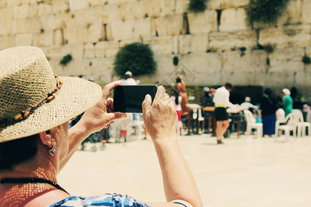 老年妇女拍摄了耶路撒冷西墙的图片图片