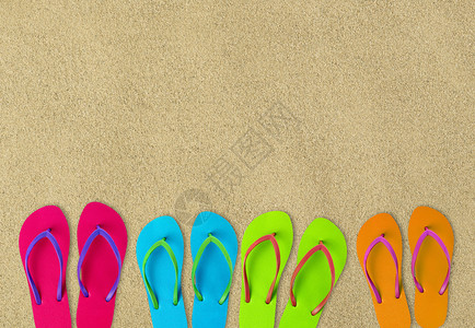 沙滩上的彩色拖鞋图片