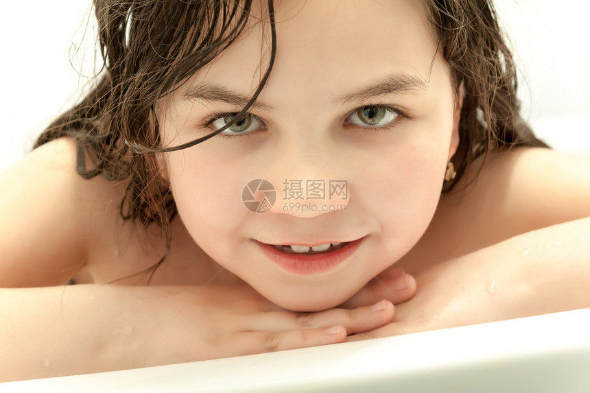 孩子们在浴缸里洗头发图片
