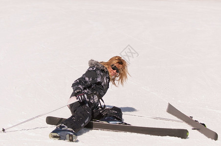 女滑雪运动员在坠图片