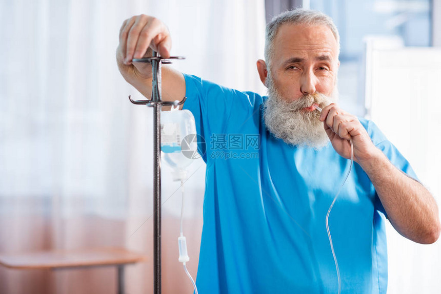 高级胡子大胡子男在医院的图片