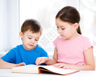 快乐的孩子正在看书图片