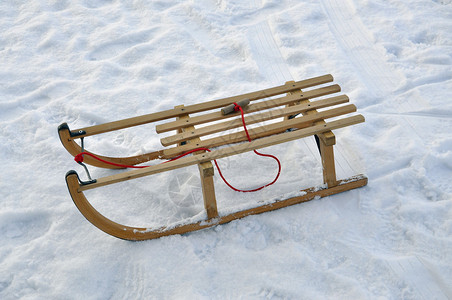 雪中传统的巴伐利亚木制雪橇高清图片