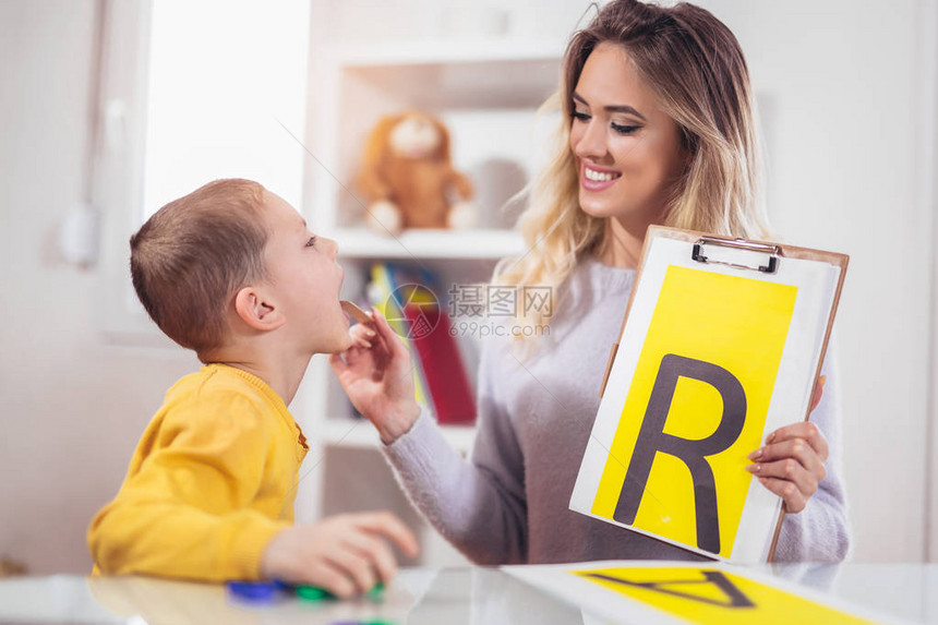 言语治疗师教男孩说字母R图片