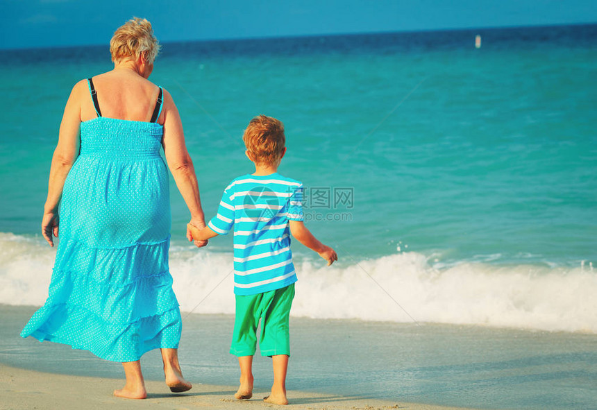 在热带海滩散步的祖母图片