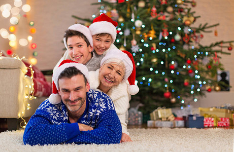 在圣诞节微笑的家庭图片