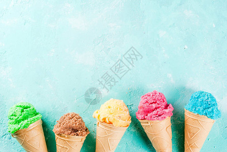 在冰淇淋锥中选择各种明亮的多色冰淇淋图片