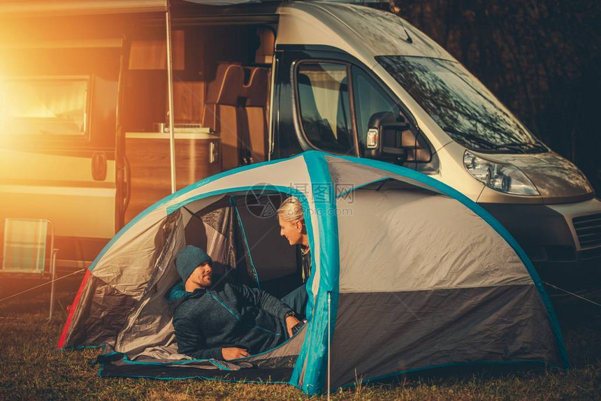 浪漫的帐篷和房车露营点图片