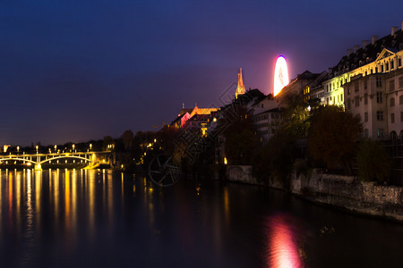 巴塞尔在莱茵河上闪光的苏威图片