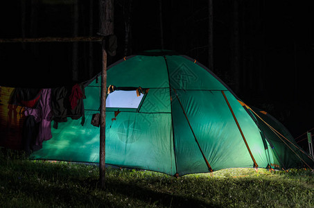 夏夜在森林里露营的旅游帐篷俄图片