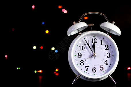 新年快乐白时倒计时显示五点到午夜在黑色背景的Boke图片