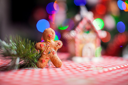 姜饼店和圣诞树灯的关闭者糖果姜树图片