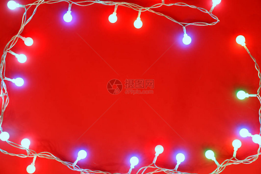 红色背景的圣诞灯图片