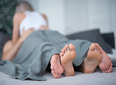 爱的情侣躺在床上图片