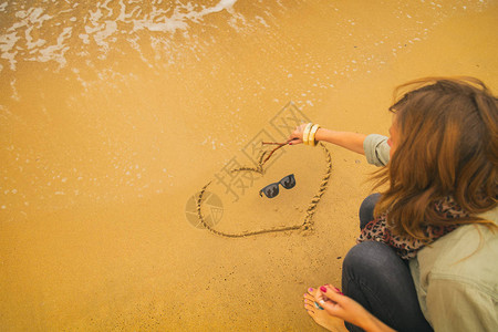 女孩在海洋海滨沙图片