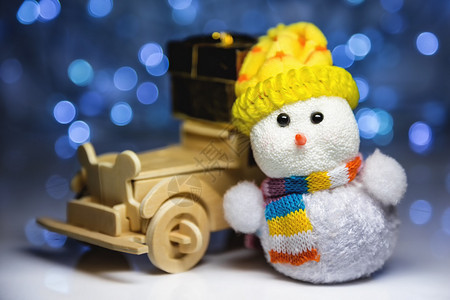 圣诞雪人玩具和老式木制汽车图片
