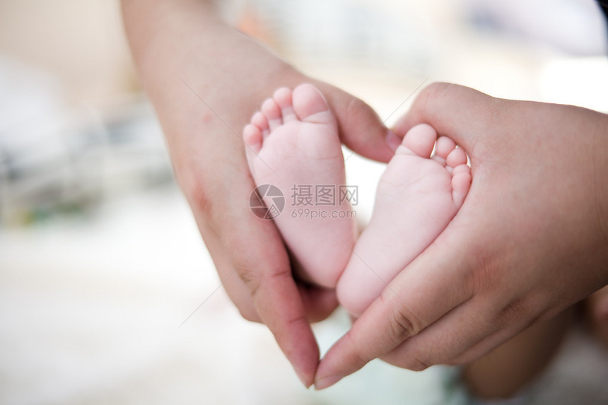 把宝的脚抱成爱心形状图片