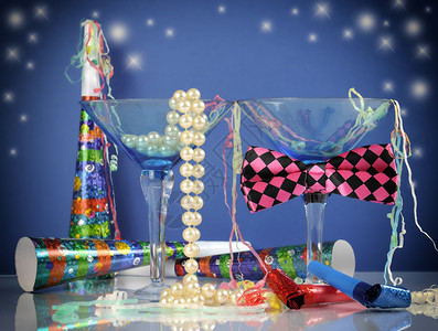 新年快乐派对现场男女鸡尾酒马提尼杯连串珍珠和蝴蝶领带与节背景图片