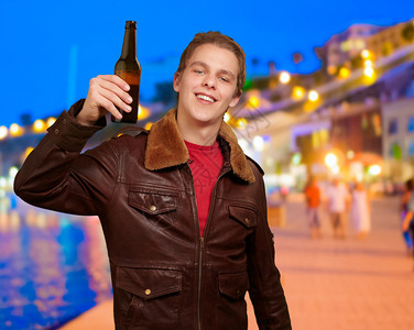 快乐的人拿着啤酒瓶户外图片