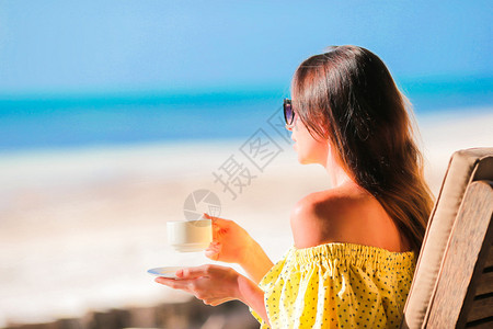 喝咖啡享受海滩风图片