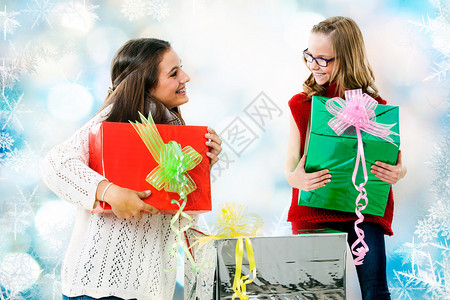 女孩在圣诞节赠送礼物时的近距离肖图片