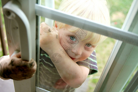 一个可爱的幼儿笑着他从外面偷看一个滑动图片