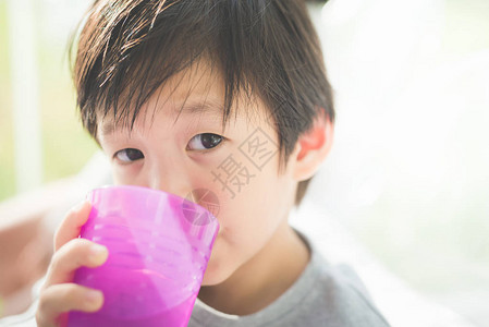 喝水的男孩图片