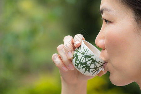 亚洲女人幸福地喝茶图片