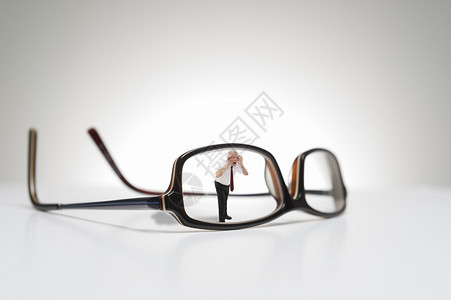 生命尺寸眼镜和男模型的概念照片高清图片