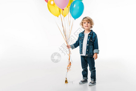 可爱的男孩拿着一捆彩色气球图片
