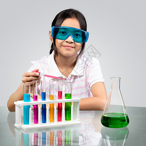 小亚洲女孩正在做科学实验教图片