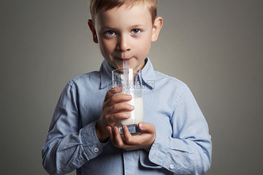 有趣的孩子喝牛奶小英俊的男孩享受牛奶鸡尾图片