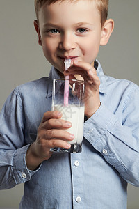 快乐的孩子喝牛奶小男孩享受牛奶鸡尾图片